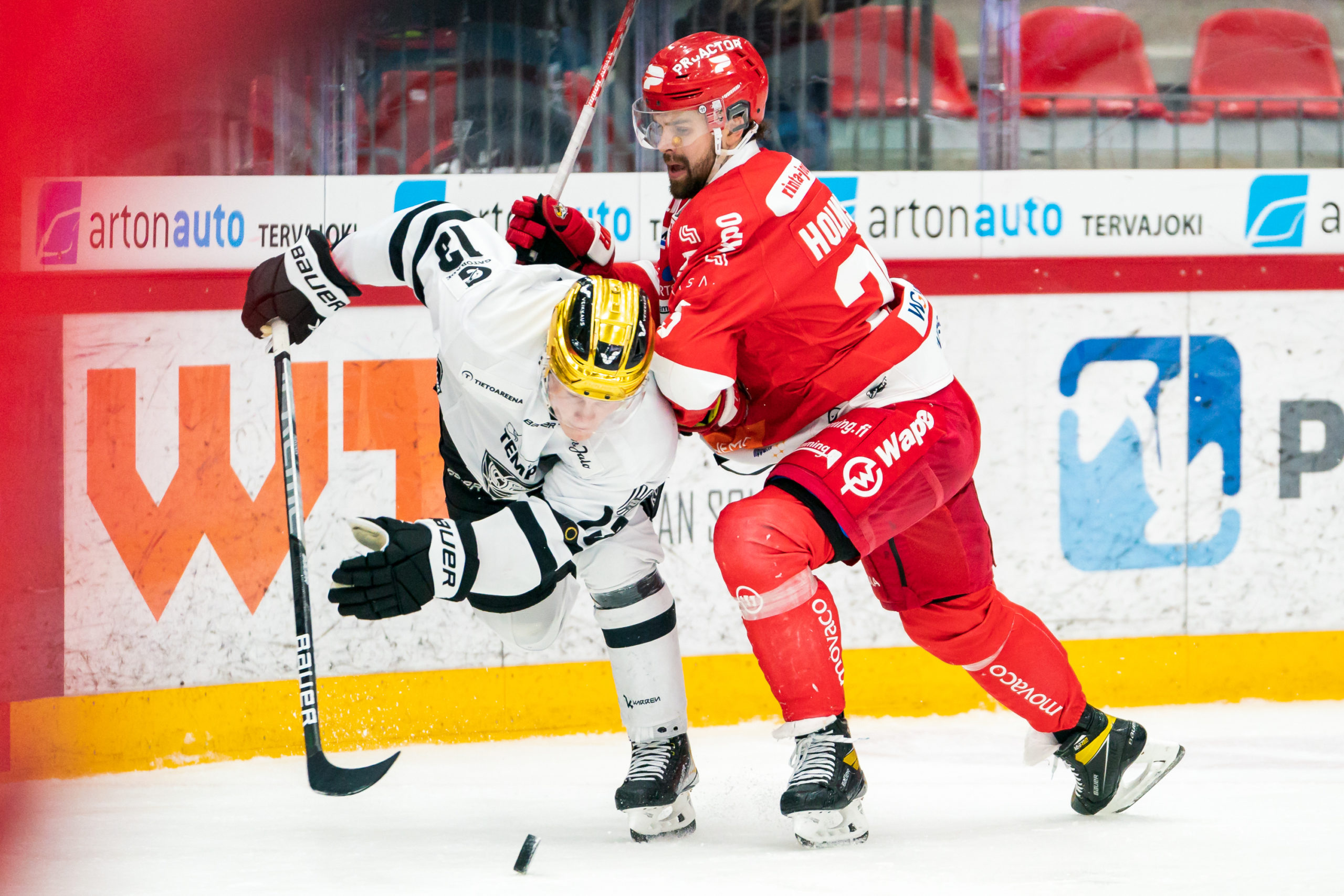 20220225 Vaasa, FINLAND. LIIGA: Vaasan Sport - TPS Turku. 

TPS #13 Juuso Pärssinen, Vaasan Sport #25 Axel Holmström

Photo: Samppa Toivonen / APOLLO PHOTO